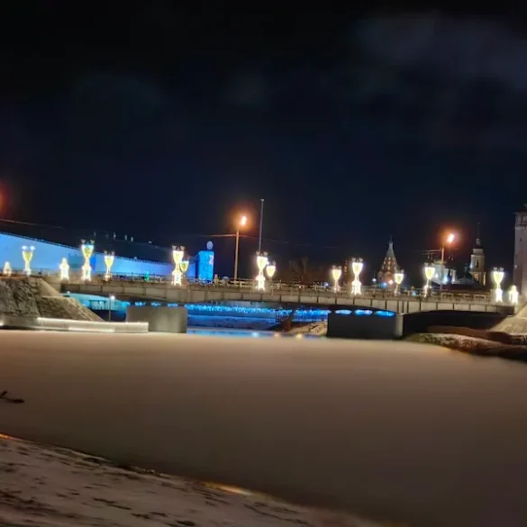 Конькобежный центр "Коломна" в панораме Коломенского кремля. Декабрь 2025 г.