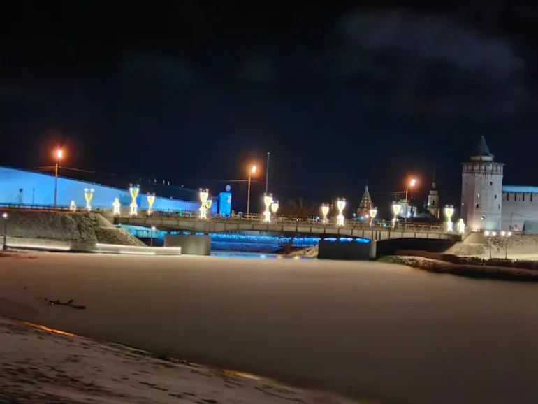 Конькобежный центр "Коломна" в панораме Коломенского кремля. Декабрь 2025 г.