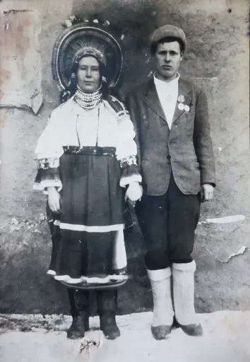 Новосильские казаки. Женщина - в традиционном наряде. 1950-е гг. Из фотоальбома родственников (с. Пшев Новосильского района).