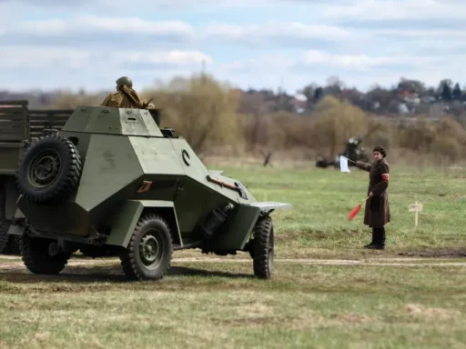 Регулировщица. На фестивале военно-исторической реконструкции "Огненная дуга" (г. Ступино, Московская обл.). 2 мая 2026 г.