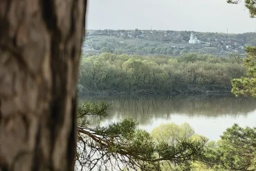 Вид на село Горы с городища Ростиславль. Апрель 2025 г. Фото Т. Залата.