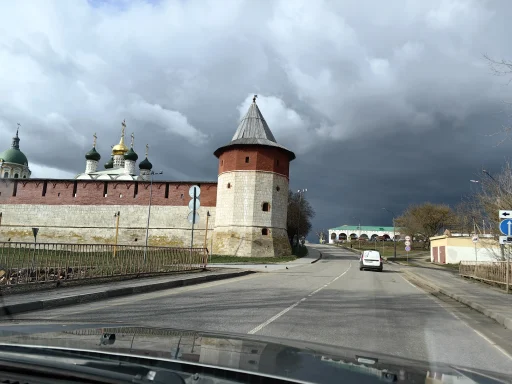 Зарайский кремль и Торговые ряды. В кадре — Никольский собор и церковь Иоанна Предтечи. Апрель 2026 г.