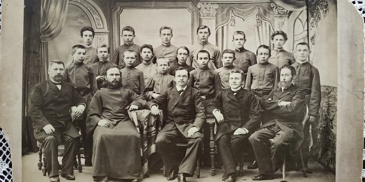 Ученики, преподаватели и руководство Коломенского городского училища, 1896 г. Из фондов Краеведческого музея OnLine "Про Край".
