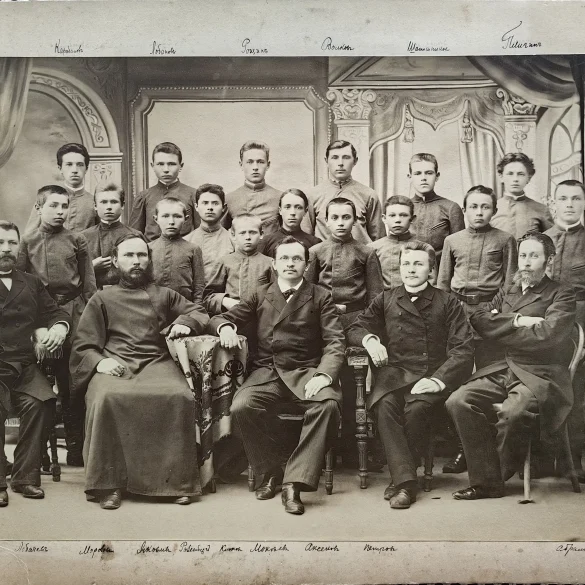 Ученики, преподаватели и руководство Коломенского городского училища, 1896 г. Из фондов Краеведческого музея OnLine "Про Край".