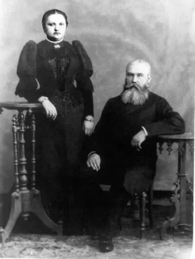 Николай Степанович Меньков (с супругой Елизаветой Семёновной?). Источник фотографии: Пугачёвский краеведческий музей, https://muzey-pugachjov.ru/news/147/.