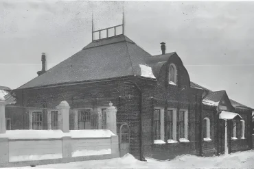 1909 г. (не позднее). Покровская церковная школа в Коломне (Москворецкий пер., 20). Источник: За четверть века. 1884-1909 : К истории церк.-приход. шк. Моск. епархии / Моск. Кирилло-Мефодиевск. братство. — Москва : Моск. епарх. училищный совет, 1910. С. 480.