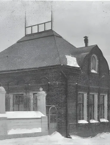 1909 г. (не позднее). Покровская церковная школа в Коломне (Москворецкий пер., 20). Источник: За четверть века. 1884-1909 : К истории церк.-приход. шк. Моск. епархии / Моск. Кирилло-Мефодиевск. братство. — Москва : Моск. епарх. училищный совет, 1910. С. 480.