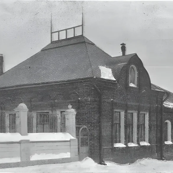 1909 г. (не позднее). Покровская церковная школа в Коломне (Москворецкий пер., 20). Источник: За четверть века. 1884-1909 : К истории церк.-приход. шк. Моск. епархии / Моск. Кирилло-Мефодиевск. братство. — Москва : Моск. епарх. училищный совет, 1910. С. 480.