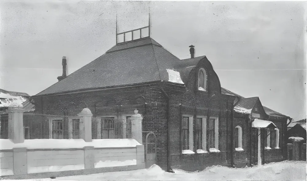 1909 г. (не позднее). Покровская церковная школа в Коломне (Москворецкий пер., 20). Источник: За четверть века. 1884-1909 : К истории церк.-приход. шк. Моск. епархии / Моск. Кирилло-Мефодиевск. братство. — Москва : Моск. епарх. училищный совет, 1910. С. 480.