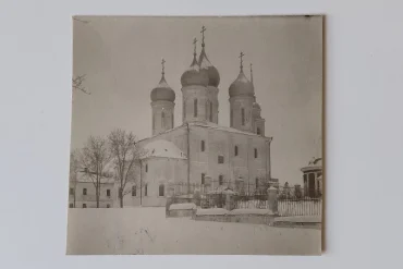 Собор Успения Пресвятой Богородицы в Коломне: общий вид. Архитектор — М. Алексеев. Не позднее 1954 г. ГНИМА им. А. В. Щусева. Учётные номера: в ГК — 65935741, по КП — ГНИМА НФ‑ОФ‑668/13515.