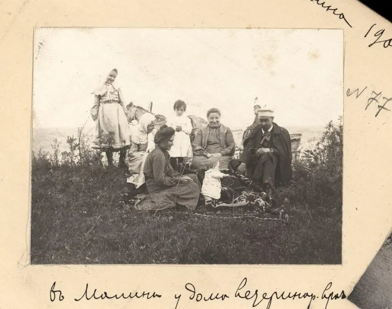 В Малине у дома ветеринарного врача. Коломенский уезд и г. Коломна, 1904 г. ГИМ. Номера в ГК 61742085 / по КП (ГИК): ГИМ 101018/765 /Инв. номер: И VI 45629/77. Загружено на "Про Край" Татьяна Залата