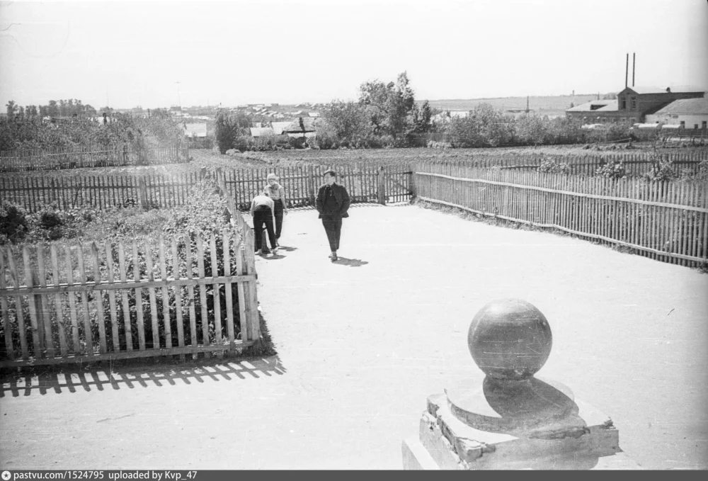 Малино, 1962 год. Вид со школьного крыльца. Сейчас это школа №3. Автор: Kvp_47. Источник: Семейный архив, https://pastvu.com/p/1524795. Загружено на "Про Край" Татьяна Залата