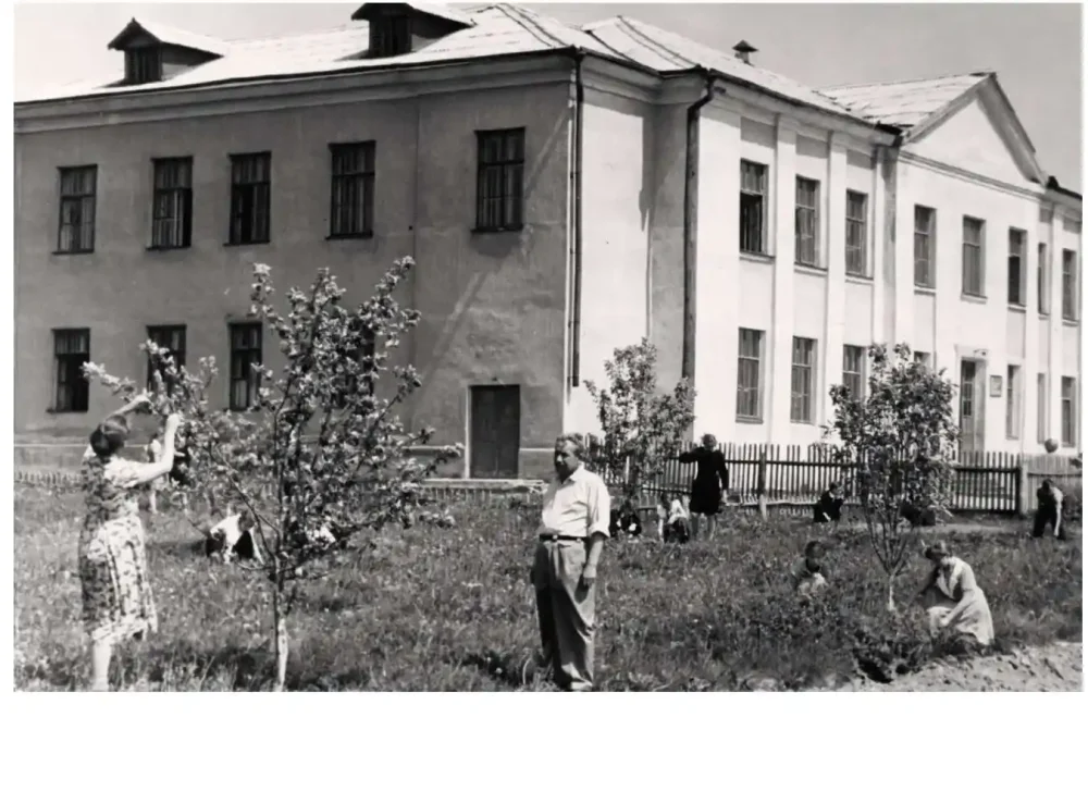 Школа № 2 в Малино (1955). Из электронного архива. Загружено Татьяна Залата