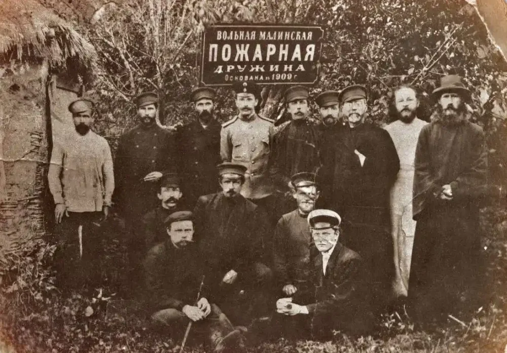 Вольная Малинская пожарная дружина, основана в 1909 году. Фотография из издания Летопись п. Малино (сост. по инициативе Володиной З. А.). 2006 — 2008. Загружено Татьяна Залата
