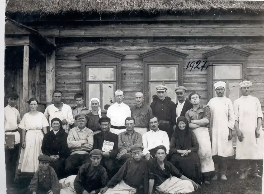Малинское сельпо в 1927 году. Источник: издание Летопись п. Малино (сост. по инициативе Володиной З. А.). 2006 — 2008. Загружено Татьяна Залата