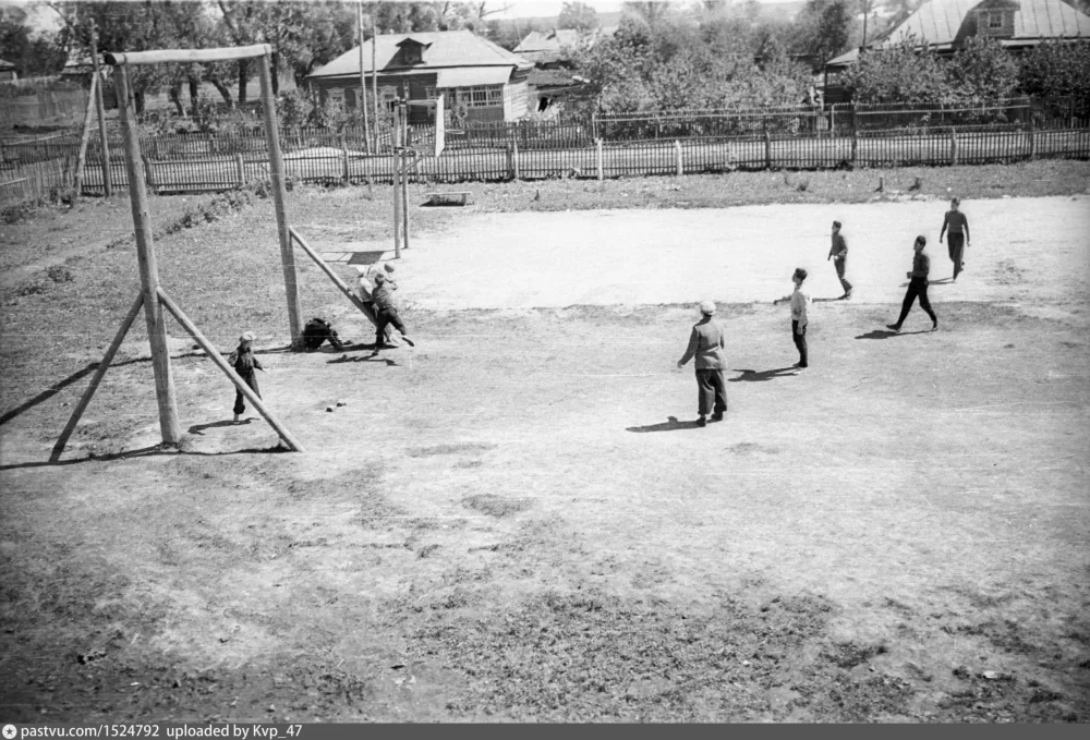 Малино, 1962 год. Вид со второго этажа школы на спортплощадку. Сейчас это школа № 3. Автор: Kvp_47. Источник: Семейный архив, https://pastvu.com/p/1524792. Загружено на "Про Край" Татьяна Залата