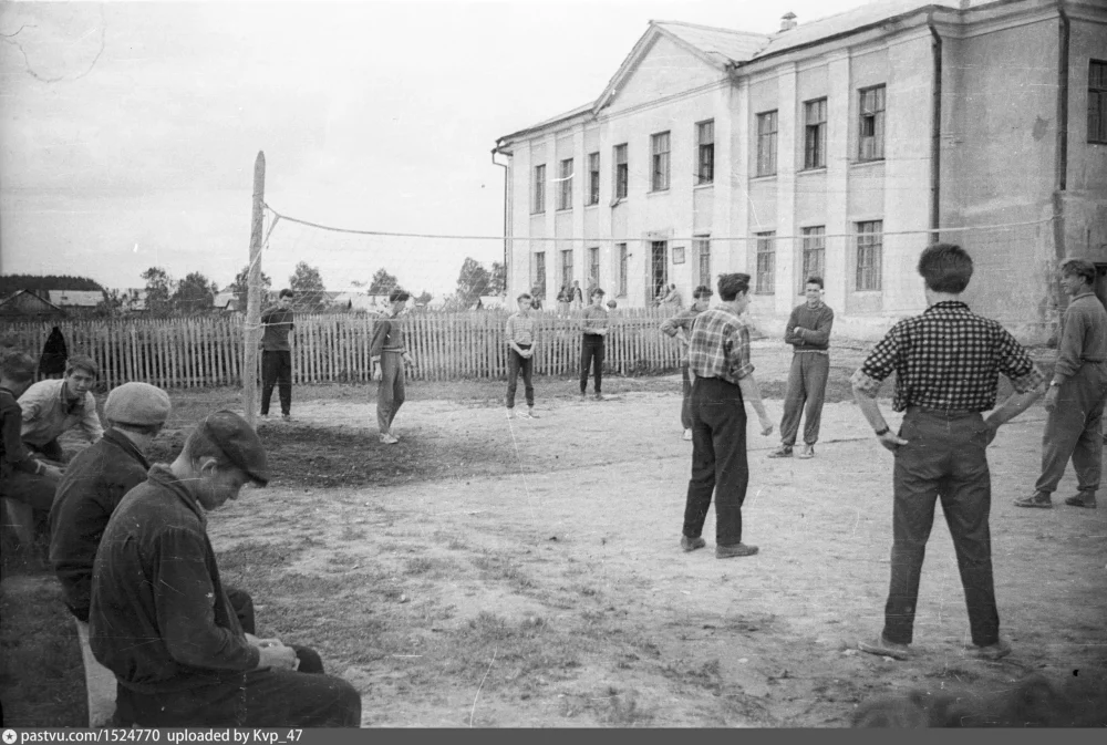Малино, на спортплощадке возле школы. 1962 год. Автор: Kvp_47. Источник: Семейный архив, https://pastvu.com/p/1524770. Загружено на "Про Край" Татьяна Залата