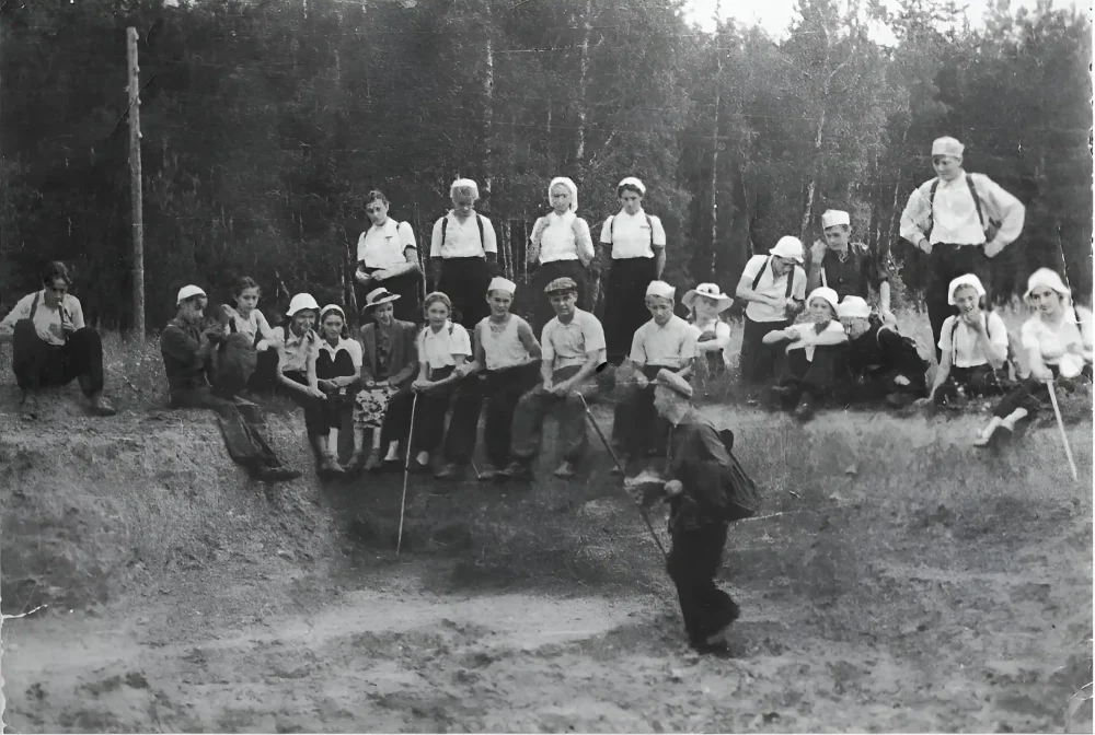 Строительство метеорологической площадки в Малино. Середина 1950-х. Из электронного архива. Загружено Татьяна Залата