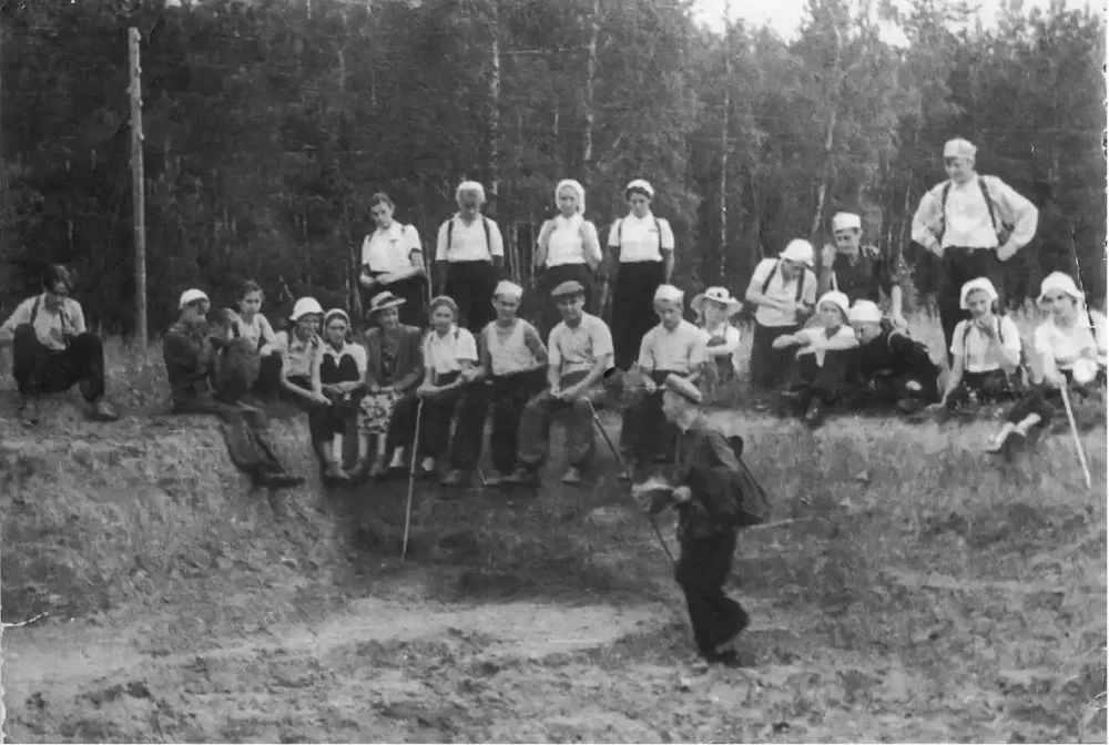 Строительство метеорологической площадки в Малино, 1956 год. Источник: издание Летопись п. Малино (сост. по инициативе Володиной З. А.). 2006 — 2008. Загружено Татьяна Залата