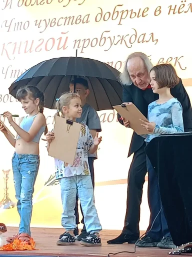 Александр Луценко с маленькими зрителями. Праздник в Авдотьино г. о. Ступино "До свидания, лето, здравствуй, школа!". Загружено на Про Край: Вадим Бобков (W13)