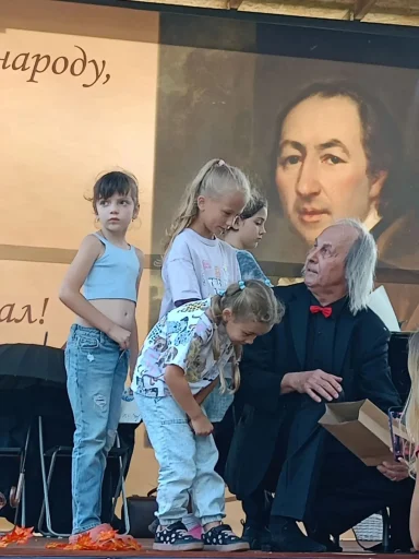 Артист цирка и поэт Александр Луценко с маленькими зрителями. Праздник в Авдотьино г. о. Ступино "До свидания, лето, здравствуй, школа!". Загружено на Про Край: Вадим Бобков (W13)