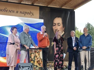 Презентация С. В. Комахину и О. А. Комахиной картины.