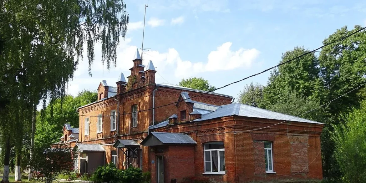 Здание земской больницы (XIX в.) в селе Федосьино г. о. Коломна. Источник фото: канал "Мособлнаследие".