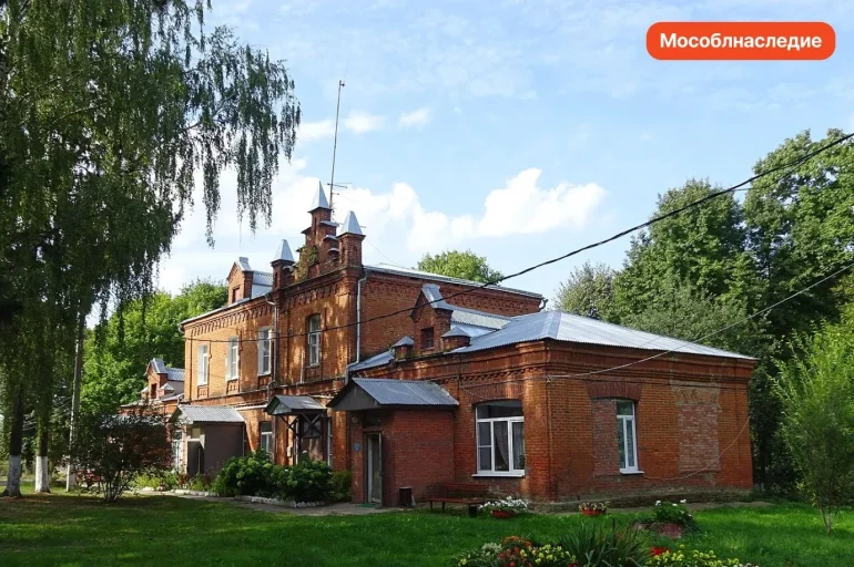 Здание земской больницы (XIX в.) в селе Федосьино г. о. Коломна. Источник фото: канал "Мособлнаследие".