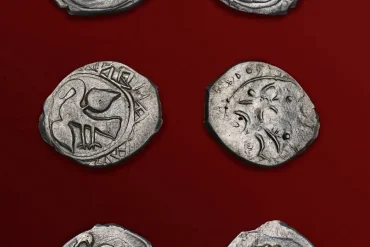 Клад, найденный специалистами Института археологии РАН в Коломне во время спасательных раскопок. Источник: канал "Мособлнаследие".