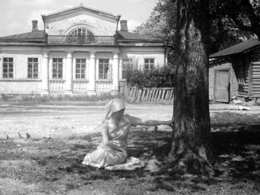 Анна Ахматова возле дома Луковникова 16 июля 1936 года.