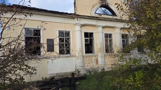 Дом Луковникова в Коломне с мемориальной табличкой, посвящённой посещению Анны Ахматовой Коломны в 1936 году. Дом после пожара. 29 октября 2026 года. Источник: Соцсети.